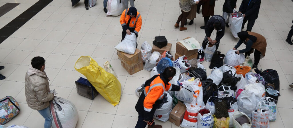 Eyüpsultan'da yardım noktaları doldu taştı