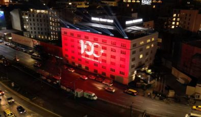 İTO’nun Eminönü’ndeki sembol binası Cumhuriyetin 100. yılı dolayısıyla Türk bayrağıyla aydınlatıldı