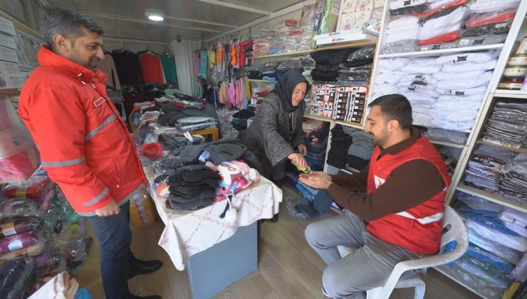 DEPREMZEDE ESNAF KIZILAY’LA İŞİNE DEVAM EDİYOR