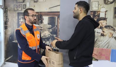 KÂĞITHANE’DE KUAFÖR VE BERBERLERE HEDİYE SETİ DAĞITILDI