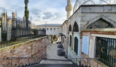 Aziz Mahmud Hüdayi Hazretleri Türbesi ve Camii Her gün Binlerce Kişi Tarafından Ziyaret Ediliyor