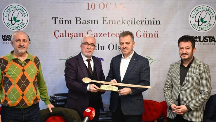 EŞREF KÜÇÜKATEŞ, ÇALIŞAN GAZETECİLER GÜNÜ’NÜ KUTLAYAN BAŞKAN USTA’YA DERVİŞ KAŞIĞI HEDİYE ETTİ…