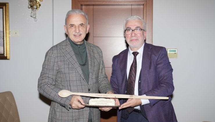 EŞREF KÜÇÜKATEŞ, ÇALIŞAN GAZETECİLER GÜNÜ’NÜ KUTLAYAN BAŞKAN YILDIRIM’A DERVİŞ KAŞIĞI HEDİYE ETTİ…