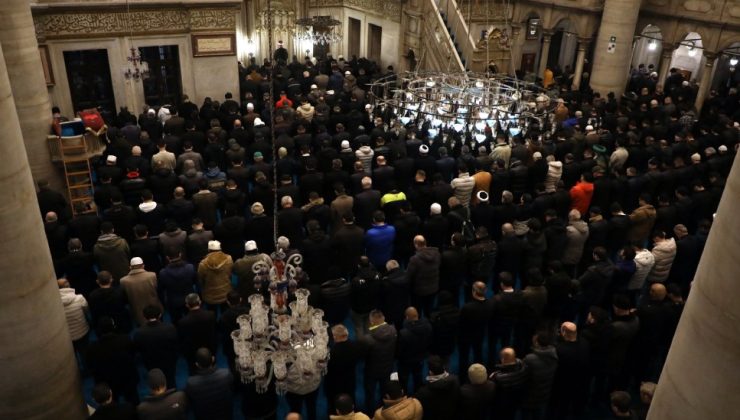 Regaip Kandili’nde Eyüpsultan Camii doldu taştı