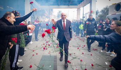 BAŞKAN İSMET YILDIRIM’A BELEDİYE GİRİŞİNDE COŞKULU KARŞILAMA