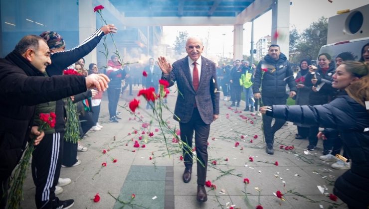 BAŞKAN İSMET YILDIRIM’A BELEDİYE GİRİŞİNDE COŞKULU KARŞILAMA