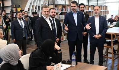 MURAT KURUM, FARİKA KİTAPLI KAHVE-2’DE GENÇLERLE BULUŞTU