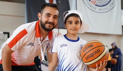 KAĞITHANE BELEDİYESİ BİN 200 ENGELLİYE YÜZME VE BASKETBOL ÖĞRETTİ