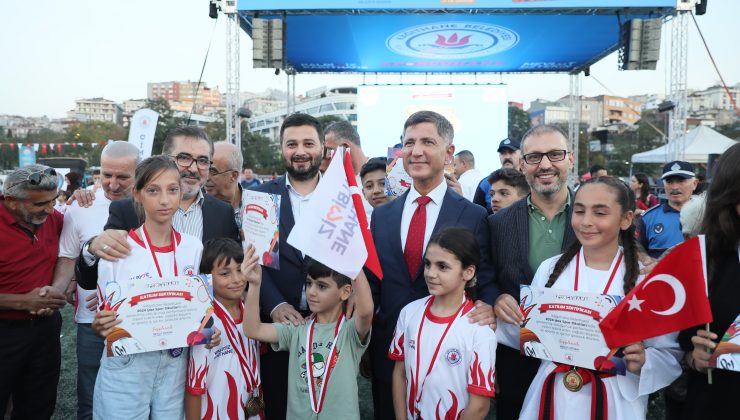 KÂĞITHANE’DE YAZ SPOR OKULLARI ŞÖLENLE KAPANDI