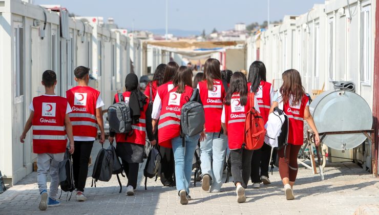 KIZILAY GÖNÜLLÜLERİYLE İYİLİĞİ BÜYÜTÜYOR KADINLAR GÖNÜLLÜLÜKTE EN ÖNDE