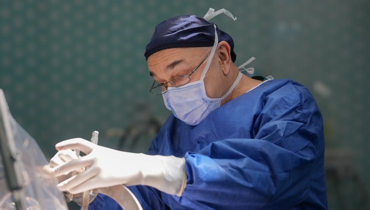 GUİNNESS REKORTMENİ DOÇ. DR. ALİ ZIRH, 2.000’İNCİ PARKİNSON AMELİYATINI YAPTI