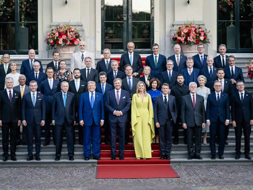 Cumhurbaşkanı Erdoğan ve eşi Emine Erdoğan, Hollanda Kralı Alexander’ın NATO liderleri onuruna verdiği yemeğe katıldı