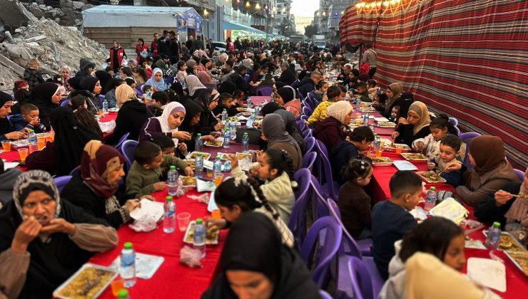 Türk Kızılay Gazze’de Ramazan’ın İlk İftar Sofrasını Kurdu