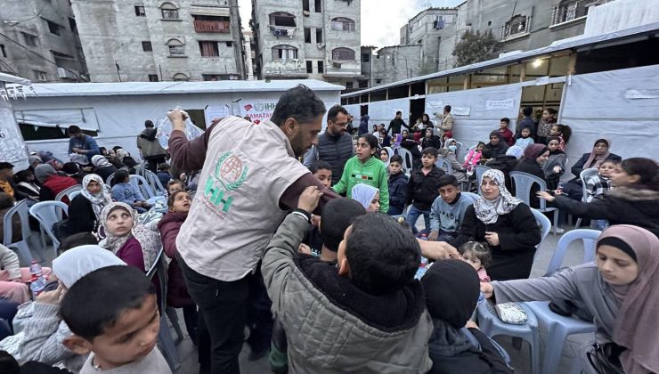 İHH her gün 165 bin Gazzeliye iftar yemeği dağıtıyor