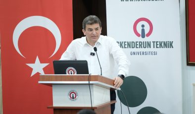 Prof. Dr. Murat Yalçıntaş, “Yeni Altay’ın Bilinmeyen Hikayesi” kitabını üniversiteliler için imzaladı
