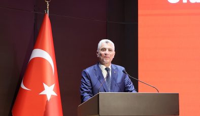 Bakan Bolat: “Otomotiv Sektörü Türkiye’nin İhracattaki Lokomotif Gücü Olmayı Sürdürüyor”