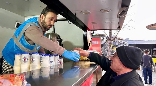 Kâğıthane’de Sabahın İlk Saatlerinde Sıcak Çorba İkramı