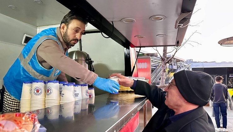 Kâğıthane’de Sabahın İlk Saatlerinde Sıcak Çorba İkramı