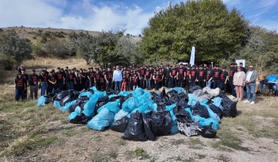 TEPE KURUMSAL’IN “KIRMIZI ELDİVEN”LERİ, ANKARA’DA 950 KİLOGRAM ATIĞI DOĞADAN TOPLADI
