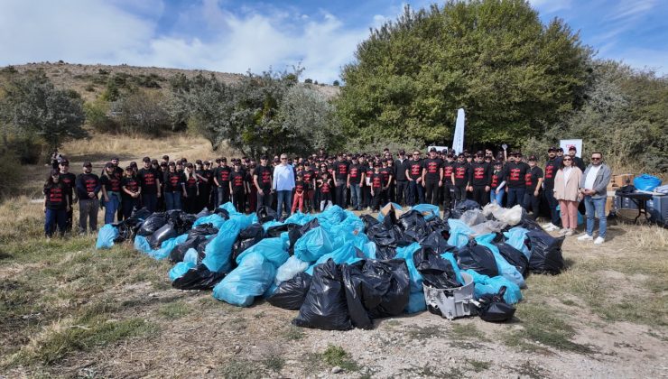 TEPE KURUMSAL’IN “KIRMIZI ELDİVEN”LERİ, ANKARA’DA 950 KİLOGRAM ATIĞI DOĞADAN TOPLADI